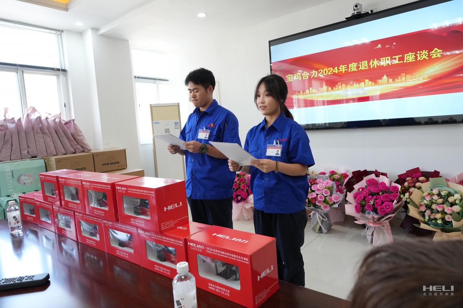 3-2024年新入職大學(xué)生代表向師傅們表態(tài)發(fā)言，接過“合力精神接力棒”.jpg